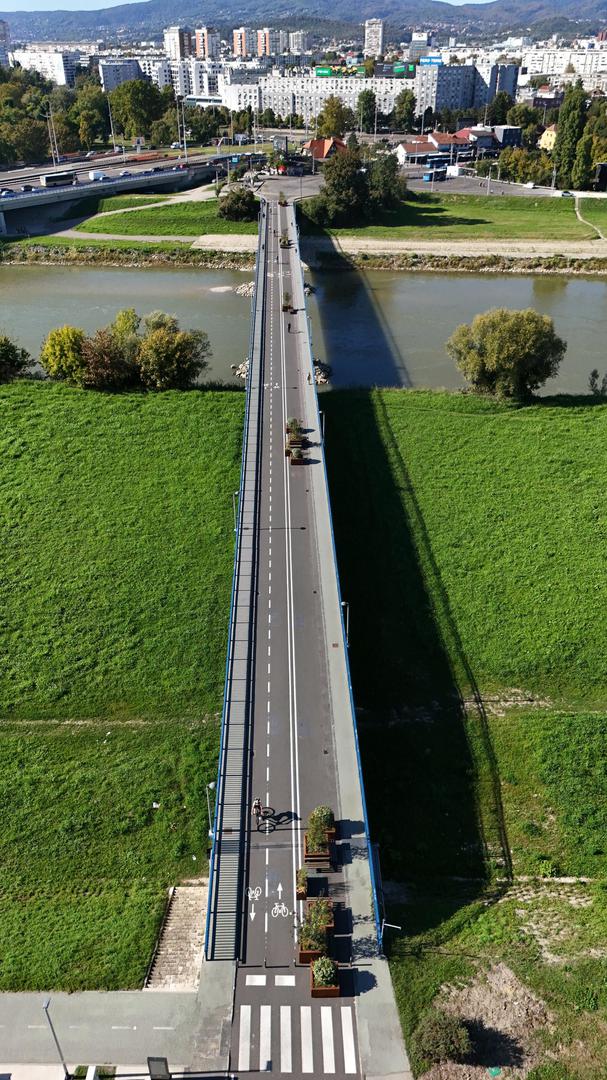 Cilj ovog uređenja je da Savski most ne bude tek prolazna točka, već i atraktivno mjesto susreta, opuštanja i uživanja u pogledu na rijeku Savu i panoramu grada. Autori projekta su David Kabalin, arhitekt, i Marko Ursa, krajobrazni arhitekt, koji su osmislili koncept uređenja koji kombinira funkcionalnost, estetiku i komfor za sve posjetitelje.