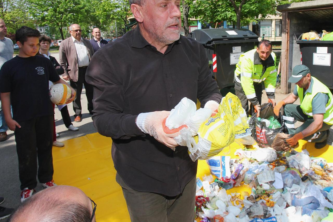 14.04.2014., Zagreb - U ulici Zvonimira Fultingera u naselju Malesnica, gradonacelnik Milan Bandic sa suradnicima provjerio je tijek realizacije pilot projekta odvojenog prikupljanja otpada ciji je moto Pametno gospodarimo otpadom 365 dana u godini.   Pho