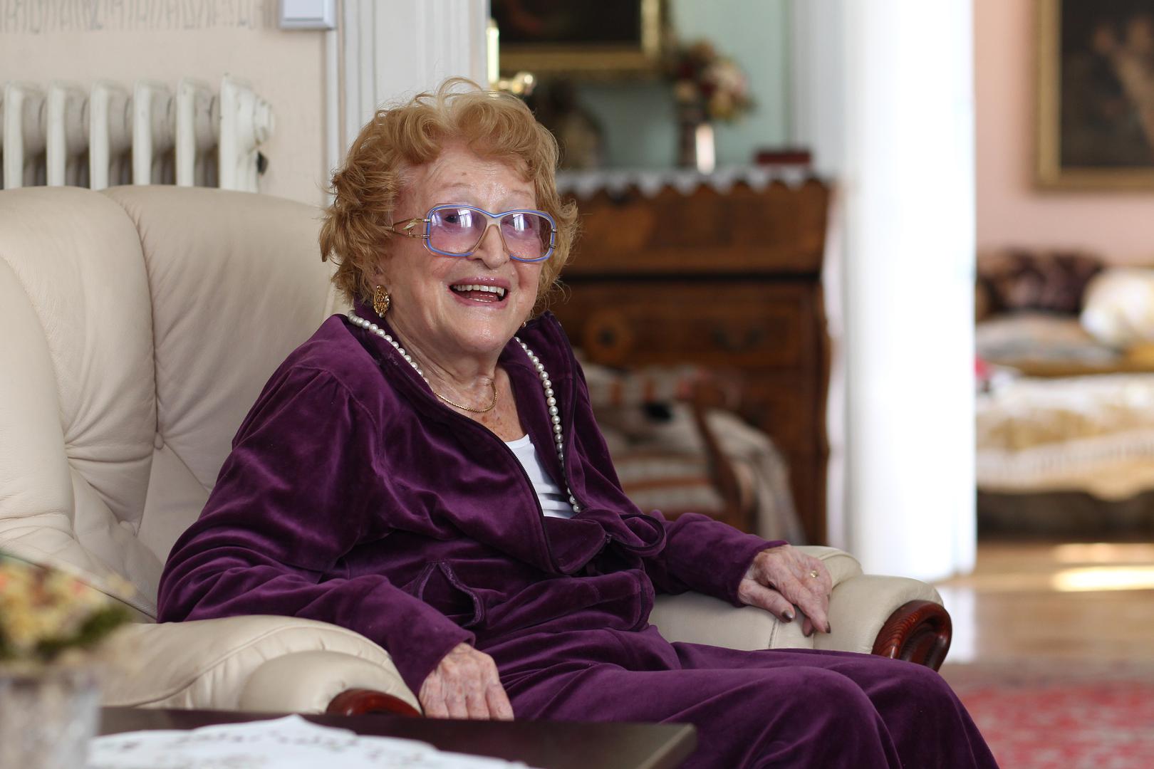 Žuži Jelinek, rođena je kao Zsuzsanna Ferber 1920. godine u Budimpešti, bila je jedna od najupečatljivijih žena hrvatske javne scene. Odrasla je u siromašnoj židovskoj obitelji s trojicom braće, uz roditelje koji su bili gluhonijemi. 
