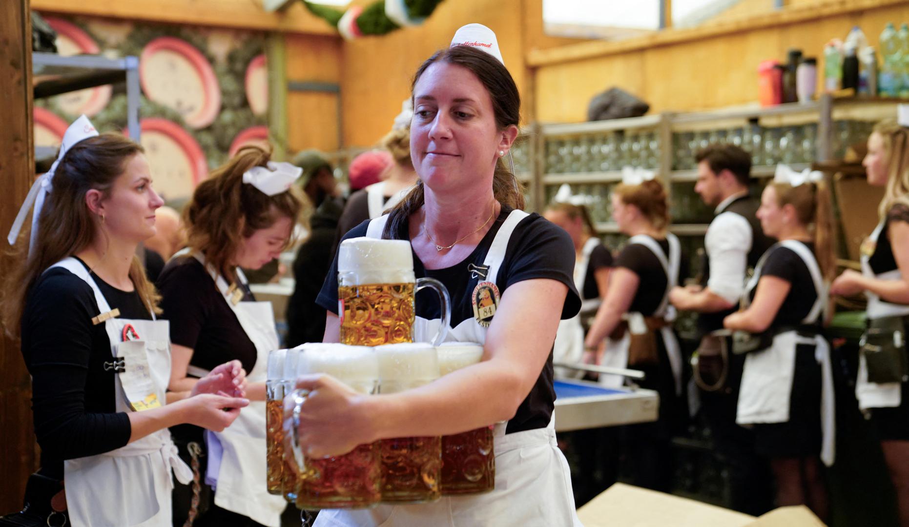 Ipak, između prve krigle i zadnje pjesme, mnogima cijene brzo padnu u drugi plan: Oktoberfest je i ostaje iskustvo koje se pamti. 

