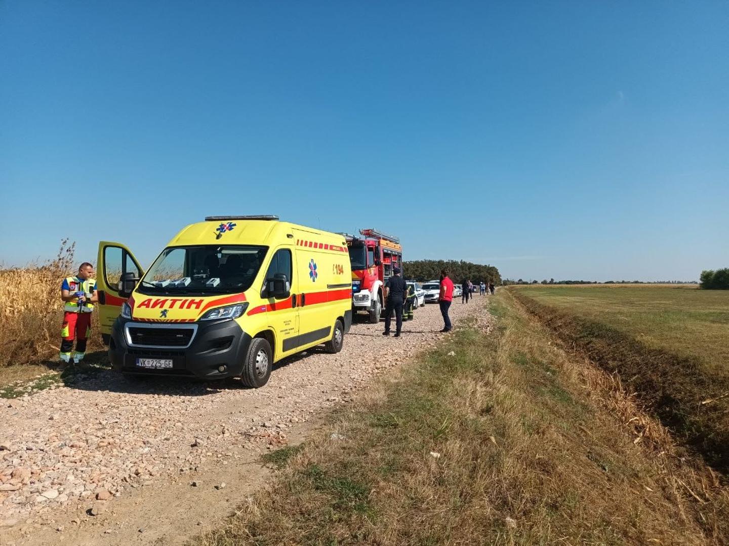 Zrakoplov se srušio u blizini zrakoplovnog kluba Vrabac, a na mjesto tragedije upućen je i helikopter Hitne medicinske službe.


