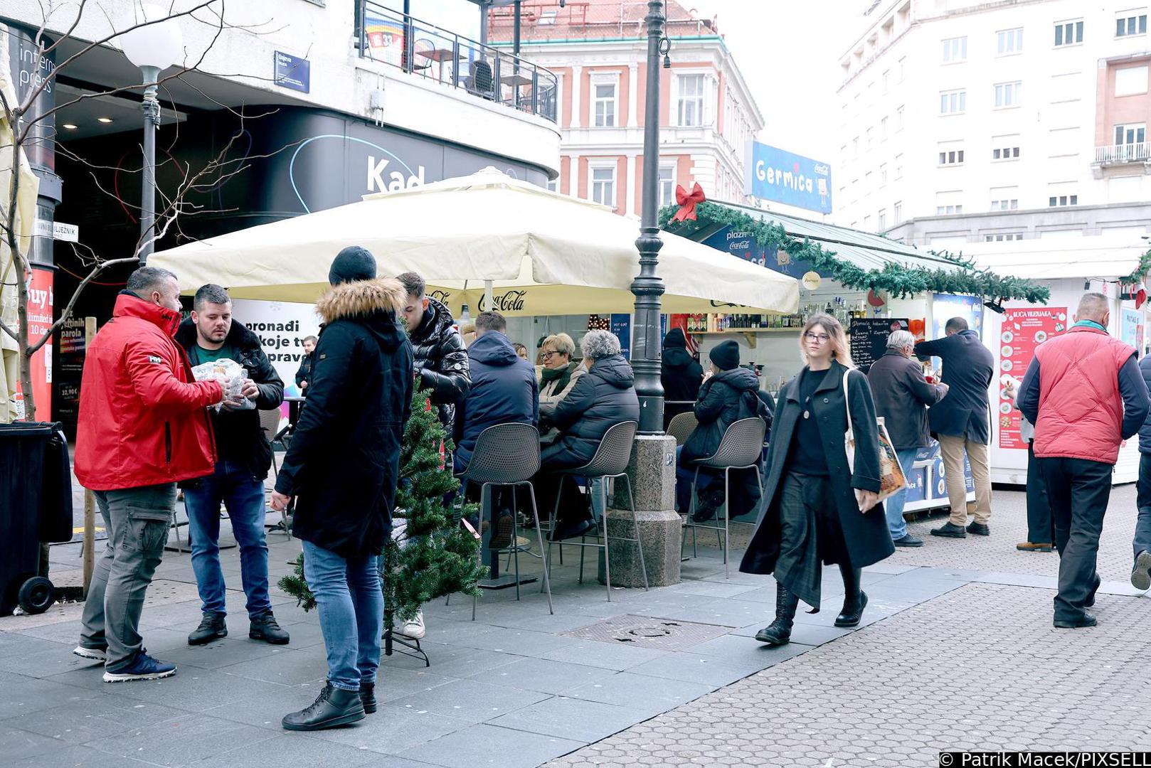 Dekoracije su spremne, glazba se čuje, ljudi uživaju, a skupa hrana i piće se, barem prema mirisu koji je u zraku, čine finima.