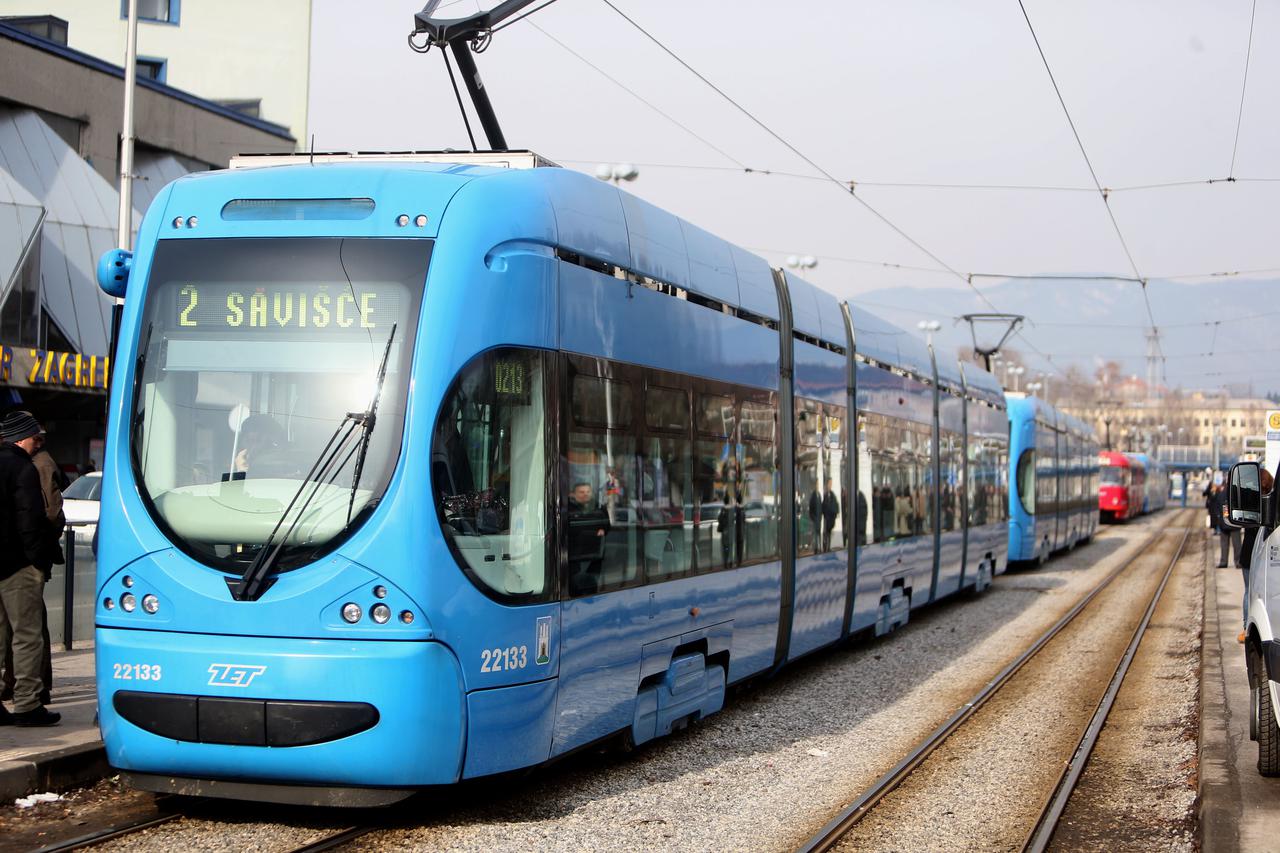11.02.2013., Zagreb - Zastoj tramvaja na Drzicevoj ulici zbog puknuca elektricnog voda.  Photo: Dalibor Urukalovic/PIXSELL