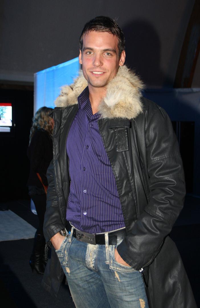  Kako se proslavio kao mister Hrvatske, njegov javni imidž često je bio povezan s intrigama, ljubavnim vezama i skandalima. Dino se povukao iz javnosti prije nekoliko godina. Nakon što je postao mister, objavio je knjigu ''Od dilera do mistera'' čiji se sadržaj prepričavao danima. 