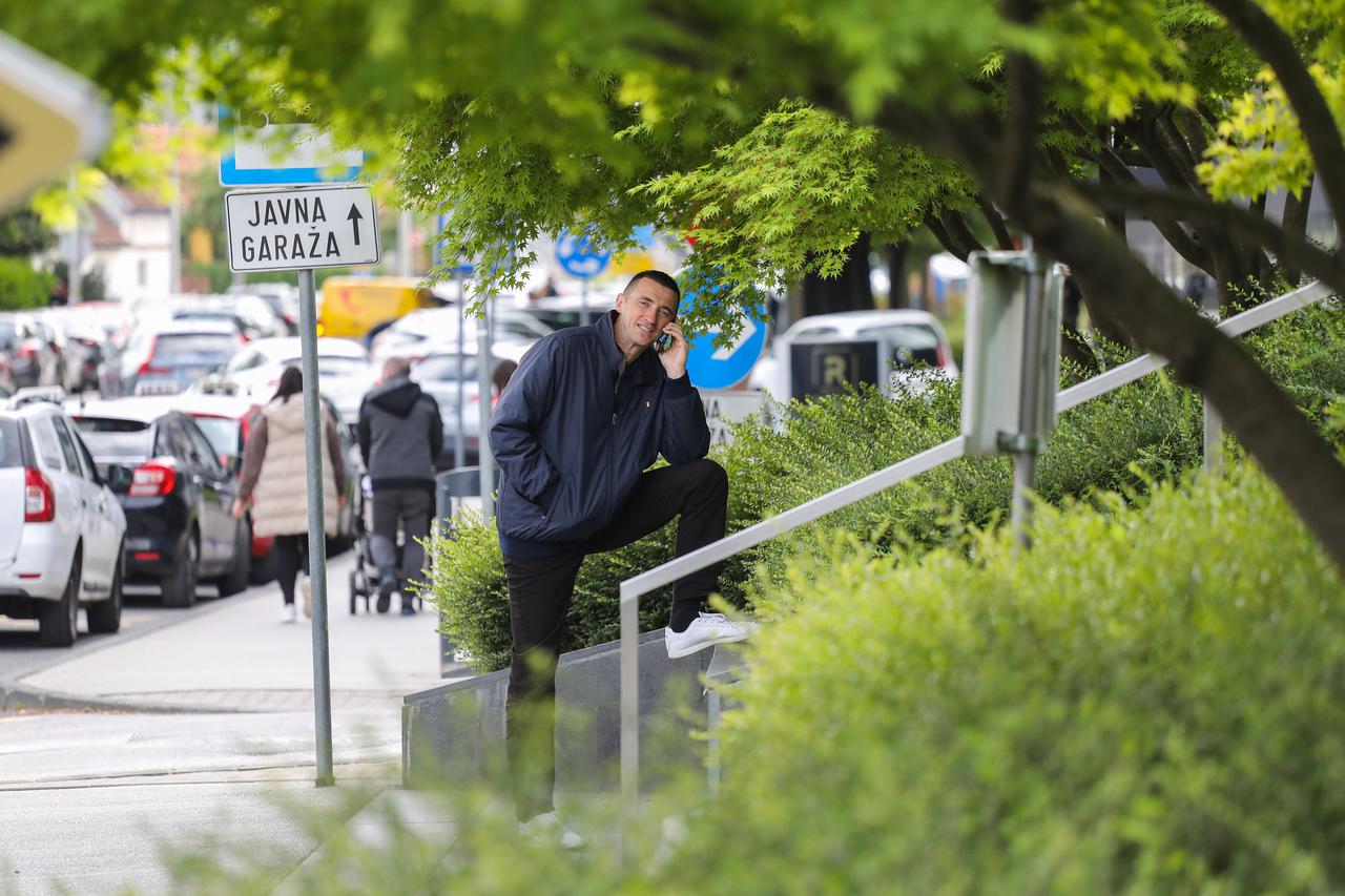 EKSKLUZIVNO: Zagreb: Ivan Penava nakon izborne no?i ispred hotela International gdje je bio stožer DP-a