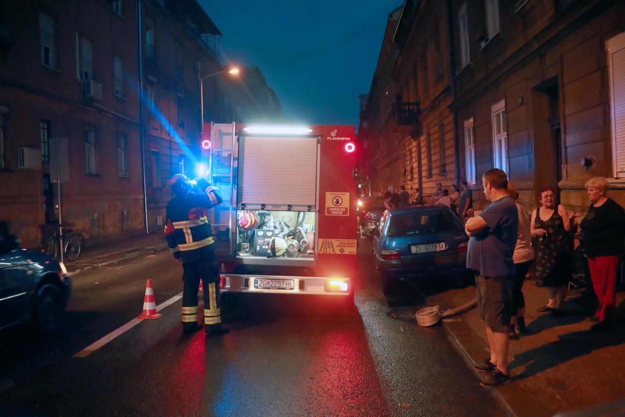 Zagreb: Vatrogasci na Sv. Duhu spašavaju potopljeni stan