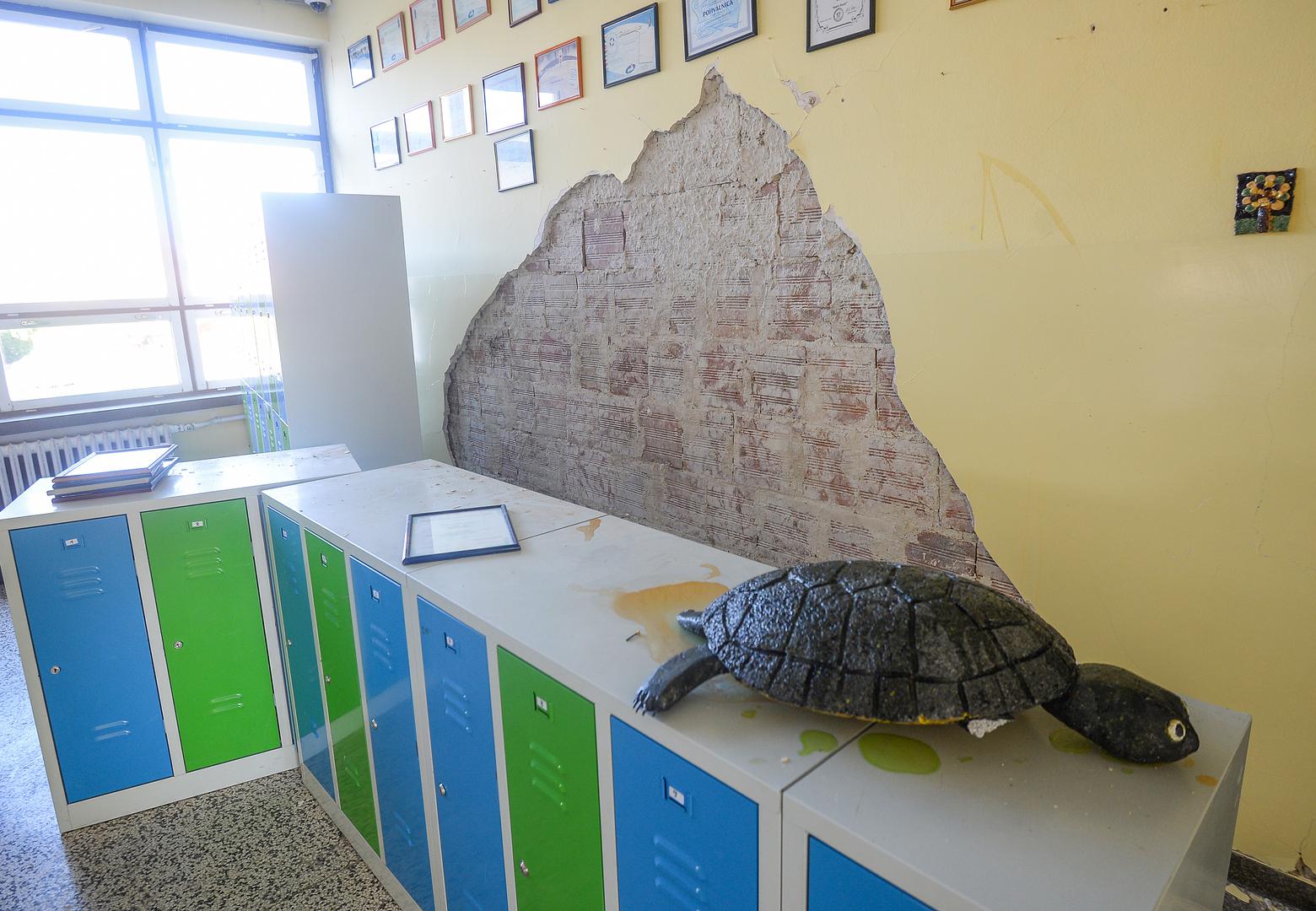 06.05.2020., Zagreb - Roditelji djece iz OS Bukovac napravili su peticiju koja je prikupila 2700 potpisa u samo nekoliko dana. Skola je jako ostecena u potresu i djeca na jesen nece imati gdje na nastavu. Umjesto da se steta sanira i skola zakrpa, traze da se zgrada srusi i digne nova po projektu kojeg vec imaju. Photo: Marko Prpic/PIXSELL