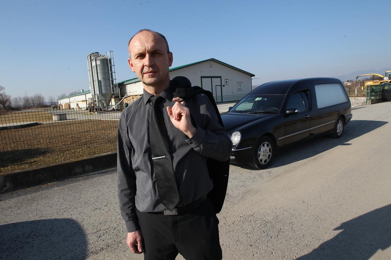 20.02.2017..Marija Bistrica- Pogrebnik Vladimir Kuresic koji je dobio 2,4 mil. kuna za modernizaciju farme pilica. Photo: Boris Scitar/Vecernji list/PIXSELL