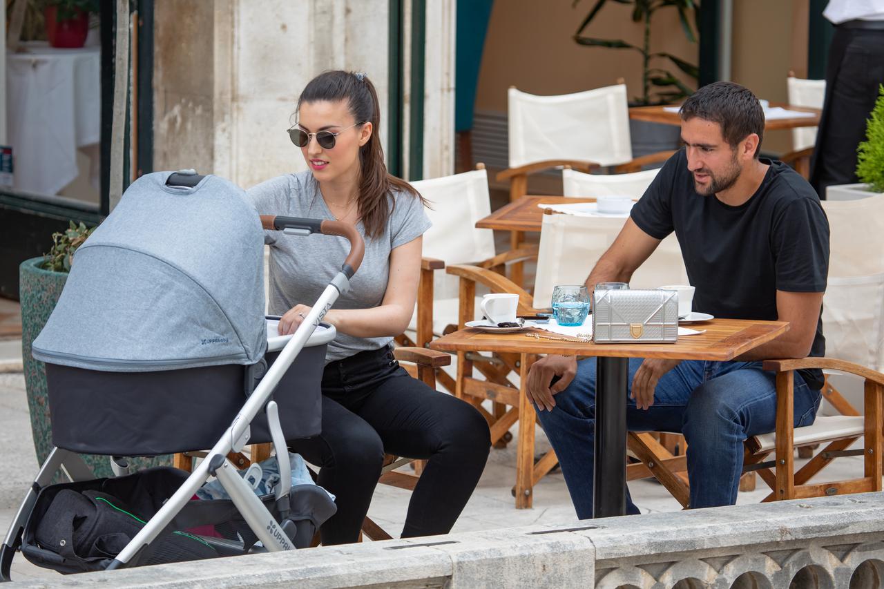 Dubrovnik: Marin Čilić sa suprugom Kristinom i sinom prošetao i popio kavu na Stradunu