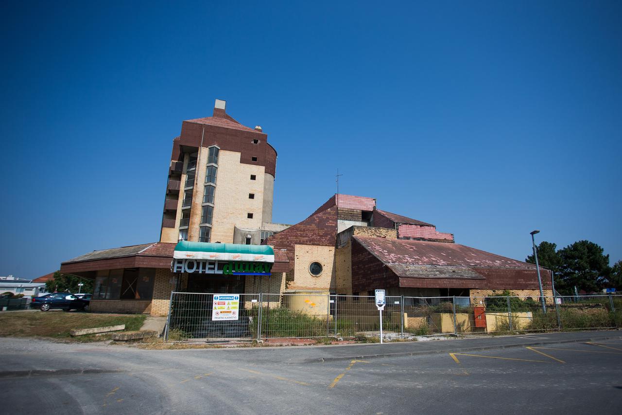 Vukovar: Dotrajali i napušteni hotel Dunav