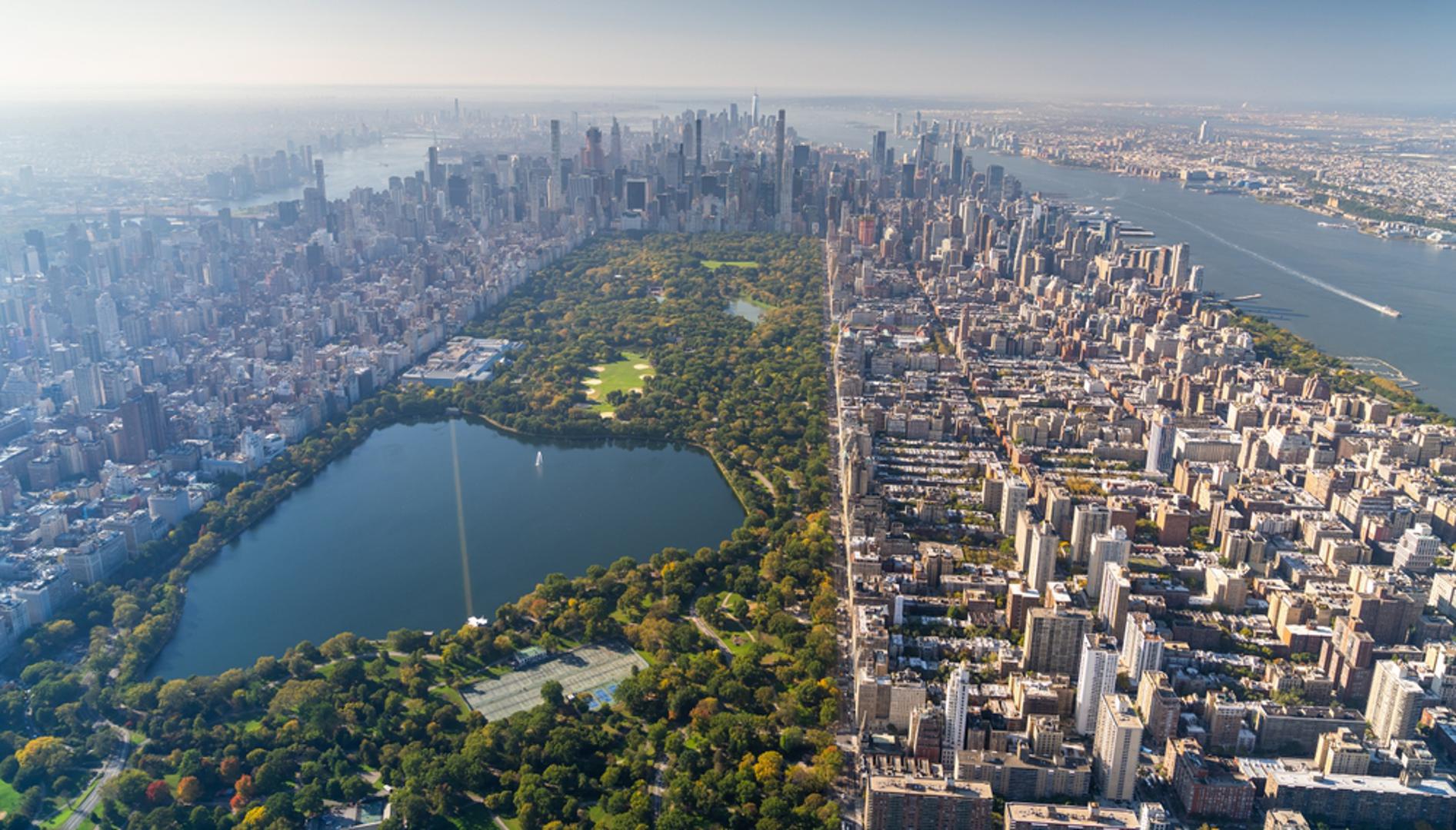 New York je jedan od najmultikulturalnijih gradova na svijetu: U New Yorku se govori na stotine jezika, a gotovo svaka četvrt ima svoju posebnu priču. Grad je oblikovan valovima doseljenika iz cijelog svijeta, što se vidi u hrani, glazbi, arhitekturi i svakodnevnom životu. Upravo zato ga mnogi nazivaju gradom u kojem se može upoznati cijeli svijet u nekoliko ulica.