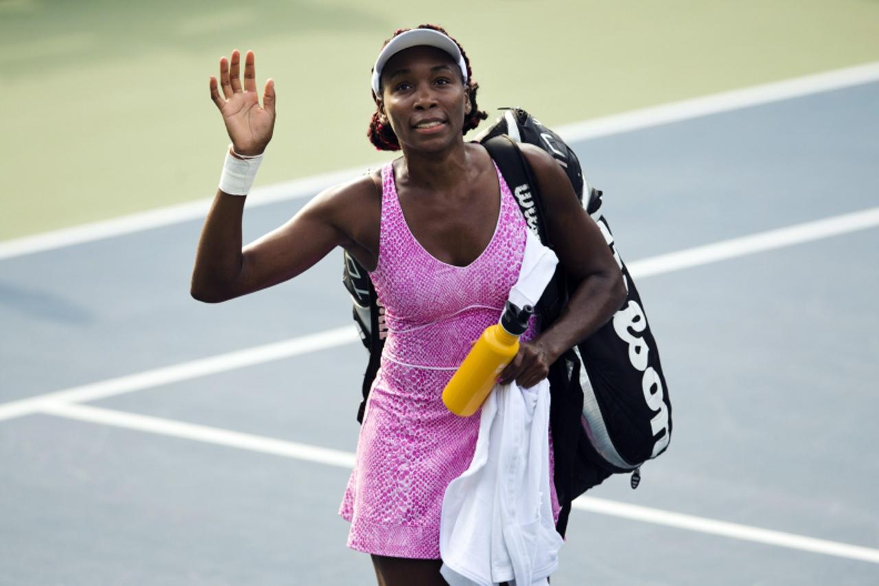 'Venus Williams of the U.S. leaves the court after being defeated by Kirsten Flipkens of Belgium during their women\'s tennis match at the Rogers Cup tennis tournament in Toronto August 6, 2013.    RE