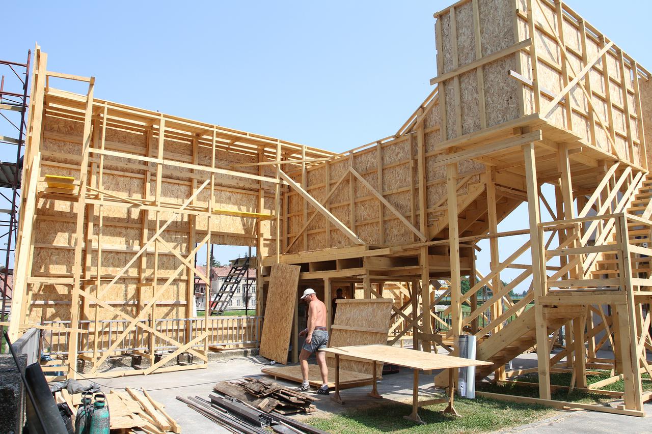 11.06.2015., Karlovac - Na obali rijeke Kupe u Preradovicevoj ulici u tijeku je gradnja drvene kulise za film The Lake poznatog rezisera Luca Bessona koji u Hrvatskoj snima akcijski triler o pronalasku podvodnog groblja i skrivenog blaga na dnu jezera u B