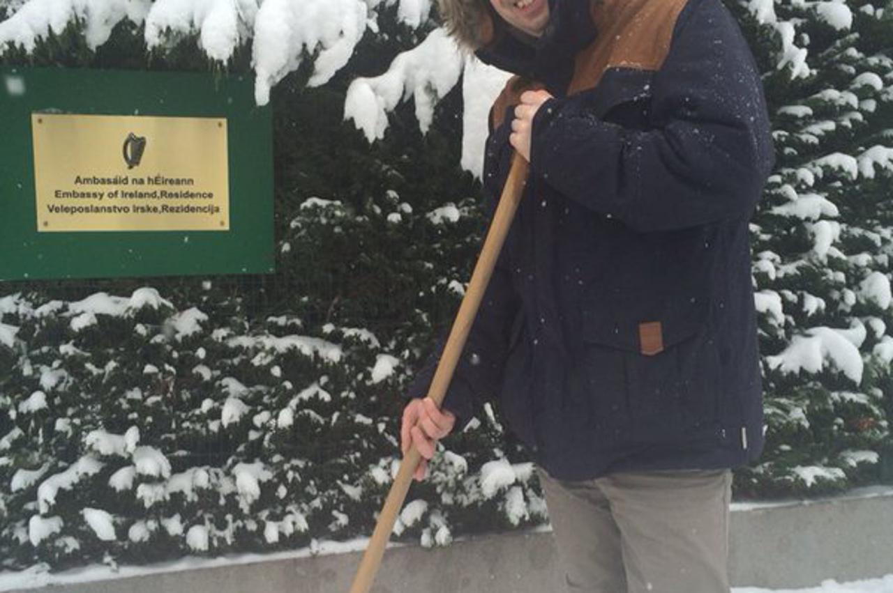 Irski veleposlanik čisti snijeg ispred veleposlanstva