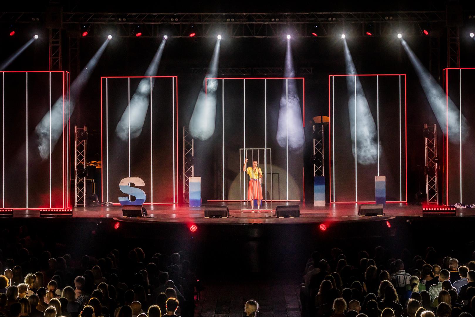 Prva večer bila je posvećena Zdenku Runjiću, a treća donosi koncert "La Voce" talijanske umjetnice Anne Oxa