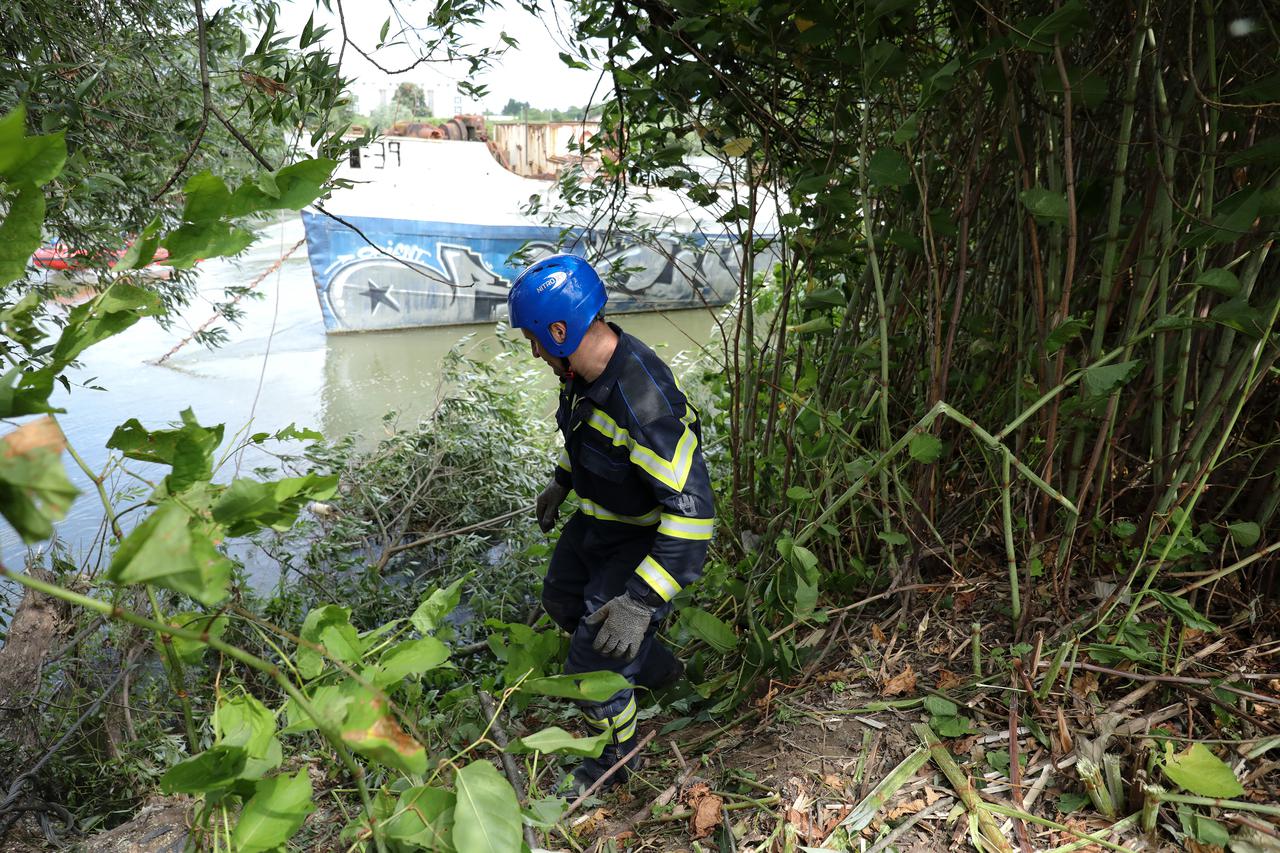 Zagreb: Vatrogasci osiguravaju teglenicu na Savi koja se pomaknula