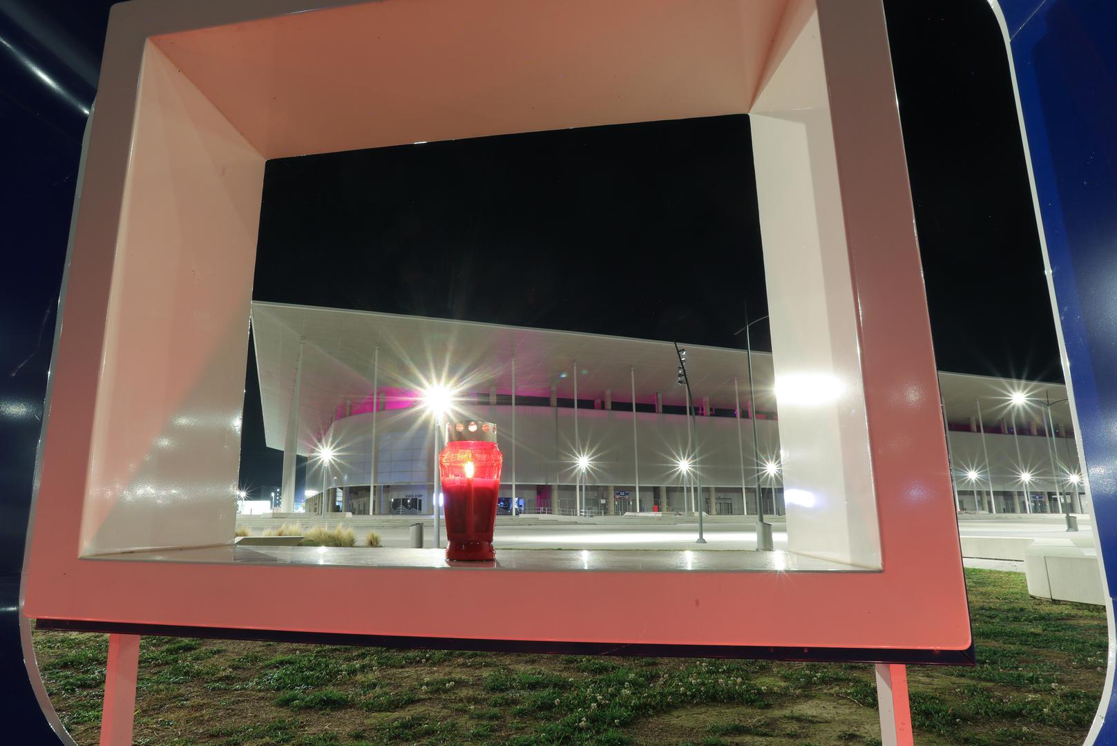 Uslijed loše forme i očajnih rezultata ove sezone, navijači Osijeka stigli su na blagdan Svih Svetih pred Opus Arenu kako bi zapalili svijeće.