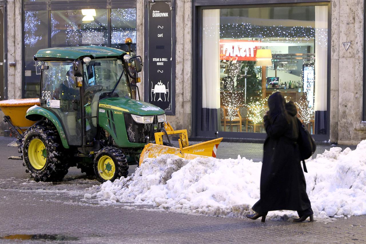 Zagreb: Zimske službe čiste snijeg u centru grada