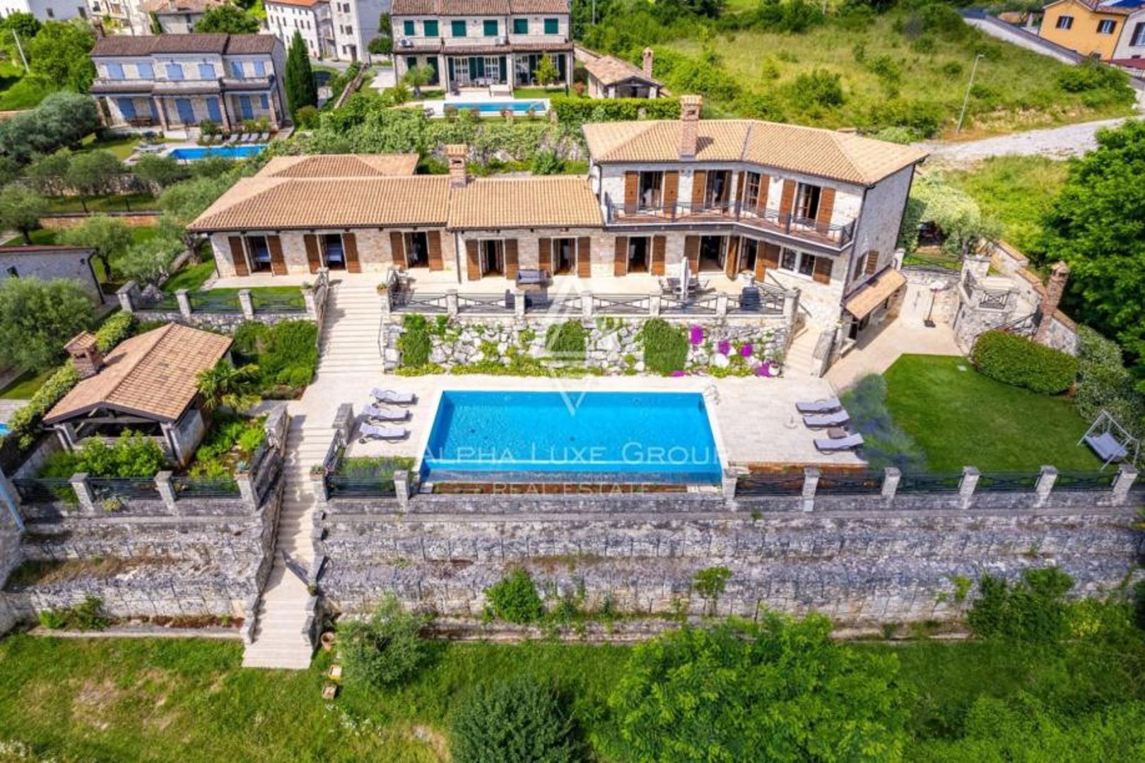 Vila je ukupne stambene površine 500 m2, nalazi se na uređenoj okućnici površine 1735 m2. Proteže se na suteren, prizemlje i kat. U prizemlju su prostrani dnevni boravak, opremljena kuhinja, odvojena blagovaonica te tri spavaće sobe s posebnim kupaonicama. Unutarnjim stepenicama se dolazi do kata na kojem se nalazi uređena i opremljena radna soba te prostrana spavaća soba s otvorenom kupaonom i odvojenim toaletom. Ova spavaća soba ima i izlaz na terasu s koje se pruža predivan pogled.