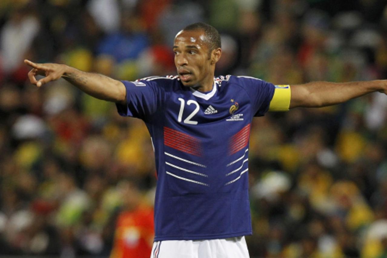 'France\'s Thierry Henry directs his players as he wears the captain\'s armband during the 2010 World Cup Group A soccer match against South Africa at Free State stadium in Bloemfontein June 22, 2010.
