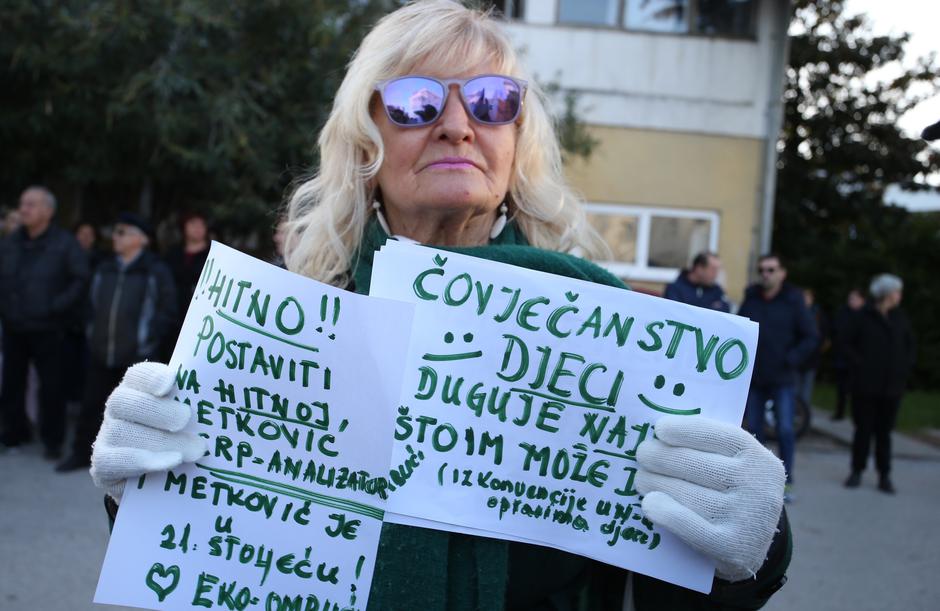 Prosvjed građana zbog rada Doma zdravlja i Hitne pomoći u Metkoviću