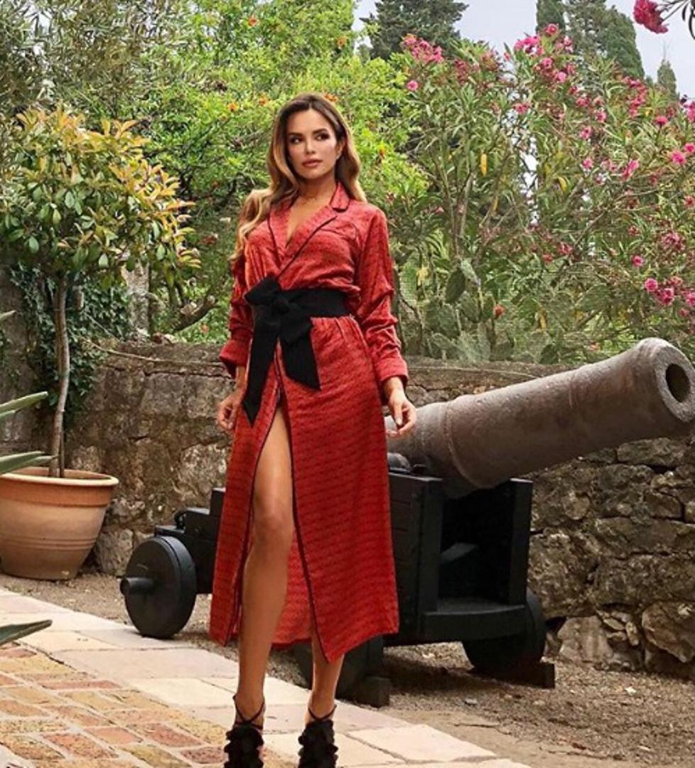 Na Instagramu je objavila dvije fotografije na kojima se nalazi u dvjema odjevnim kombinacijama u kojima plijeni pažnju.