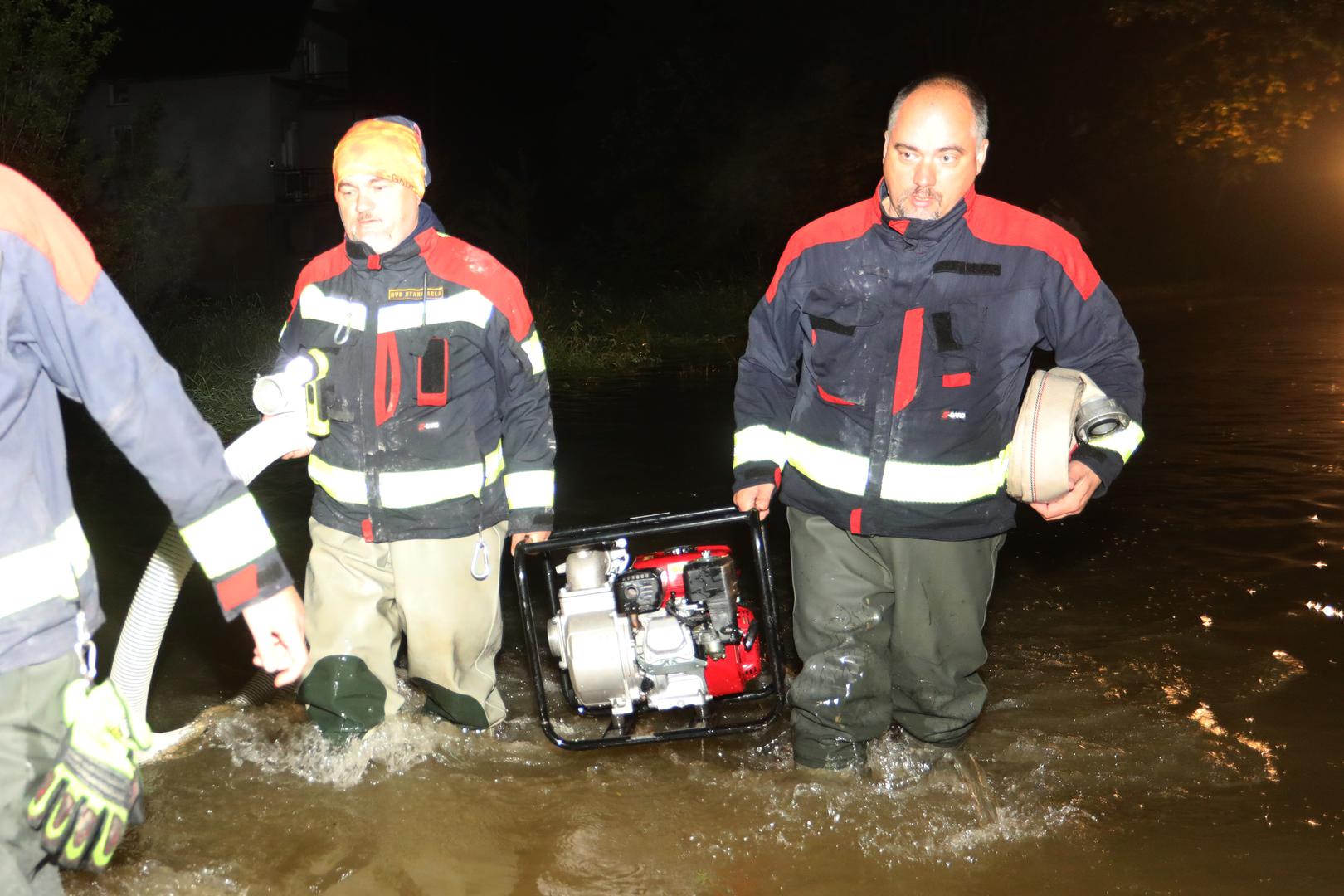 16.05.2023., Duga Resa - Zbog visokog vodostaja rijeke Mreznice poplavljena su brojna naselja oko Duga Rese. U Gornjem Mrzlom Polju brojne kuce su odsjecene i nema struje. Vatrogasci i HGSS  ispumpavaju vodu iz podruma kuca i dovoze vrece sa pijeskom. Photo: Kristina Stedul Fabac/PIXSELL
