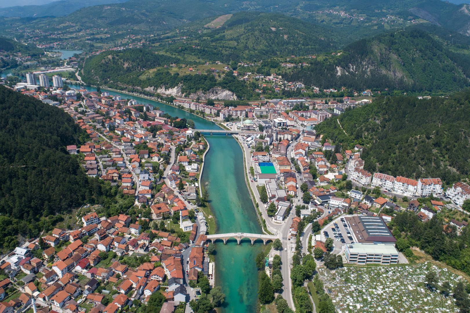 Neretva izvire u blizini sela Luka (BiH), jugoistočno od Zelengore, na visini od 1095 metara, navodi Enciklopedija.hr. U Jadransko more ulijeva se kraj Ploča.