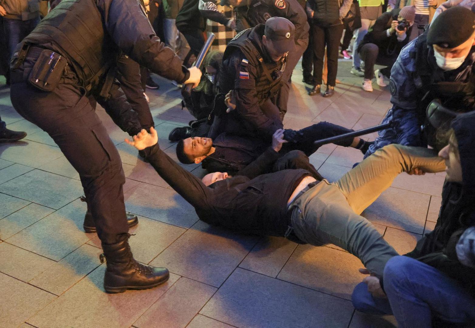 Russian police officers detain men during an unsanctioned rally, after opposition activists called for street protests against the mobilisation of reservists ordered by President Vladimir Putin, in Moscow, Russia September 21, 2022. REUTERS/REUTERS PHOTOGRAPHER Photo: Reuters Photographer/REUTERS