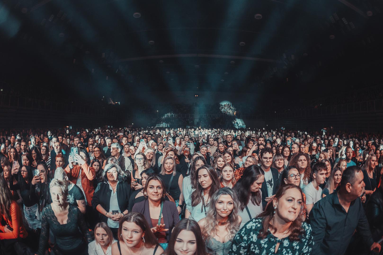 Publika je od prvih taktova pokazala koliko je željno iščekivala ovaj susret. Emocija, po kojoj je Šoše već prepoznatljiv diljem regije, u Areni Varaždin dobila je svoju punu dimenziju – tisuće glasova stopile su se u jedan dok su se nizali stihovi njegovih najvećih hitova.