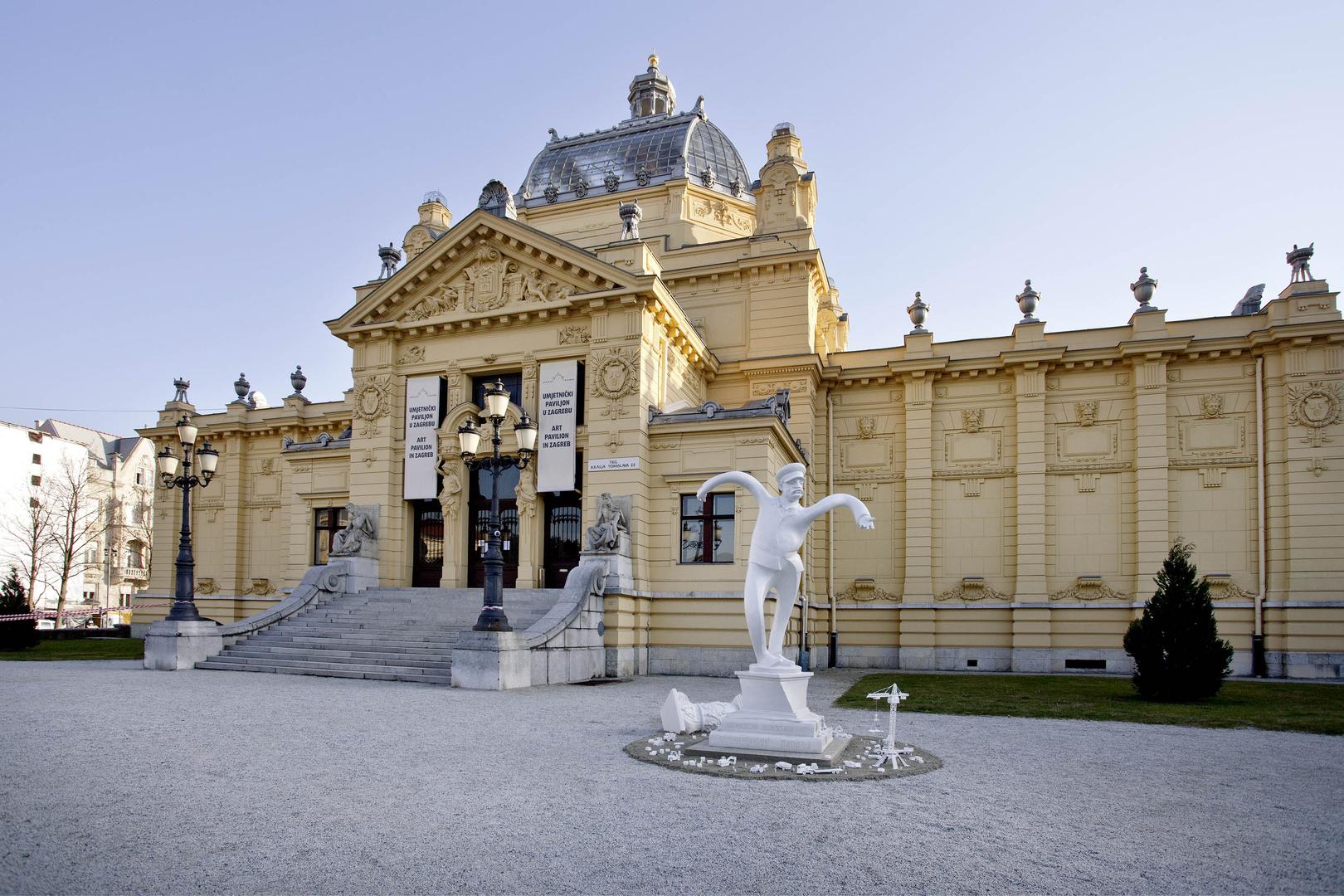 Skulptura “Ordnung” (Red) osječkog kipara Tihomira Matijevića ispred Umjetničkog paviljona