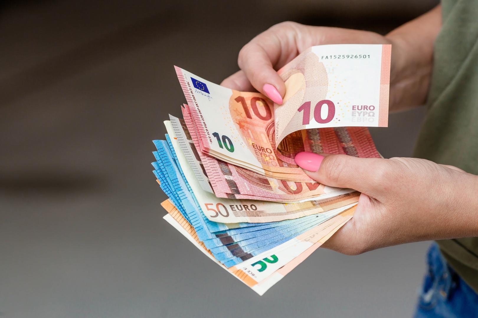 Lav: Lavovi pokušavaju biti oprezni i savjesni sa svojim novcem, ali to sve pada u vodu kada je riječ o darovima. Vole davati nevjerojatne darove – svojoj obitelji, prijateljima, ljudima koji su im pomogli, pa čak i sebi. Lavovi ne kupuju ni jeftine stvari; oni idu za vrhunskim dizajnerskim predmetima. Nije ih briga hoće li ih optužiti da su previše ekstravagantni, oni vjeruju da sebe i druge treba maziti.