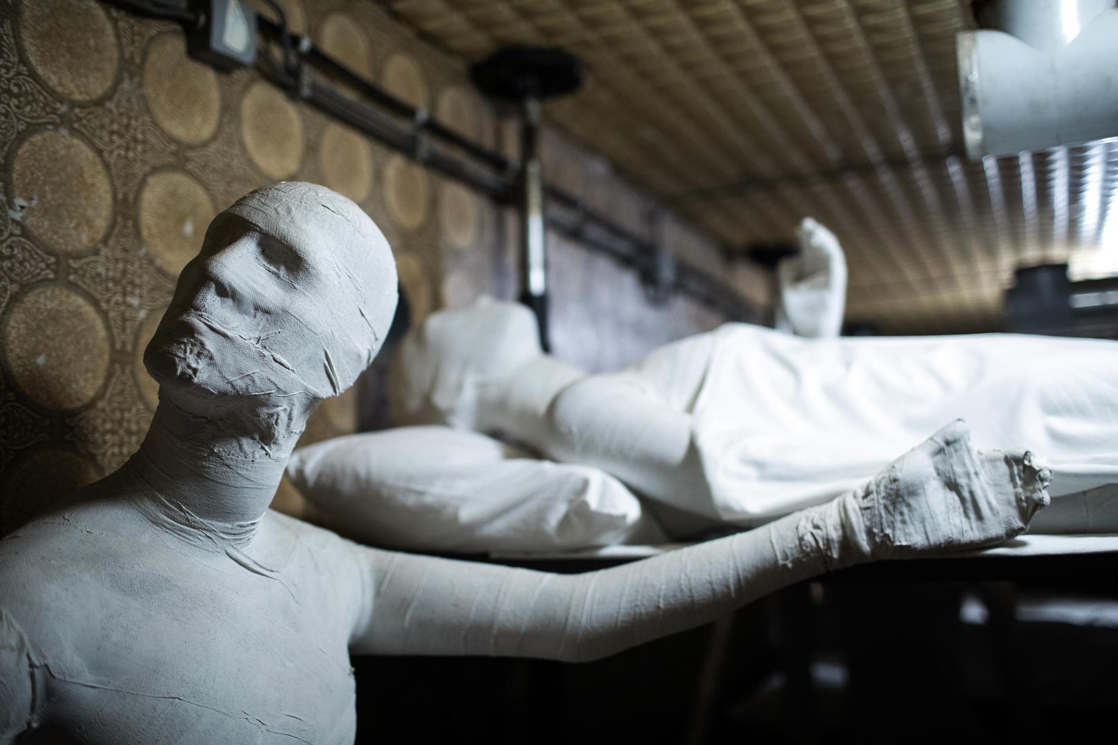 26.10.2021., Vukovar - Mjesto sjecanja – Vukovarska bolnica 1991.Za vrijeme opsade Vukovara gradska bolnica postala je vojna bolnica.Tijekom opsade Vukovarska bolnica je bila pod stalnim neprijateljskim vatrom, unatoc velikom crvenom krizu koji je postavljen u krovnoj bolnici, signalizirao je neprijateljskom zrakoplovstvu da je rijec na mjestu zasticenom Zenevskim konvencijama. Unatoc tome, tijekom tromjesecne opsade grada na krugu bolnice svakodnevno su padali projekti. Medicinsko osoblje i pacijenti premjesteni su u podrumu bolnice gdje su lijecnici radili u neadekvatnim uvjetima i bez potrebne medicinske opreme. Dana 20. studenoga 1991. godine pripadnici JNA zaustavili su medjunarodne promatrace u sredistu grada te su za to vrijeme iz bolnice izveli vise od 260 ljudi koji su ubijeni na Ovcari ili nekoj drugoj lokaciji, a za mnoge se jos i danas traga.Na potresan nacin ovdje je prikazana atmosfera koja je vladala u vukovarskoj bolnici te jeseni 1991. godine – trenutak zaustavljen u vremenu. U podrumskim prostorijama Vukovarske bolnice, vjerno je rekonstruiran zivot nekoliko stotina ranjenika i bolnickog osoblja tijekom okupacije grada.  Ovaj postav nastao je u sjecanje na te herojske dane.