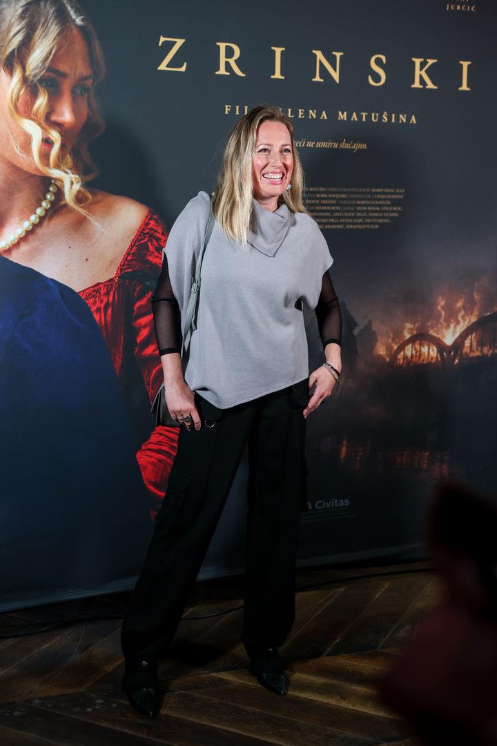 U elegantnom i nenametljivom izdanju, koje se sastojalo od sivog gornjeg dijela i crnih hlača, ponovno je potvrdila status jedne od najzgodnijih domaćih glumica.