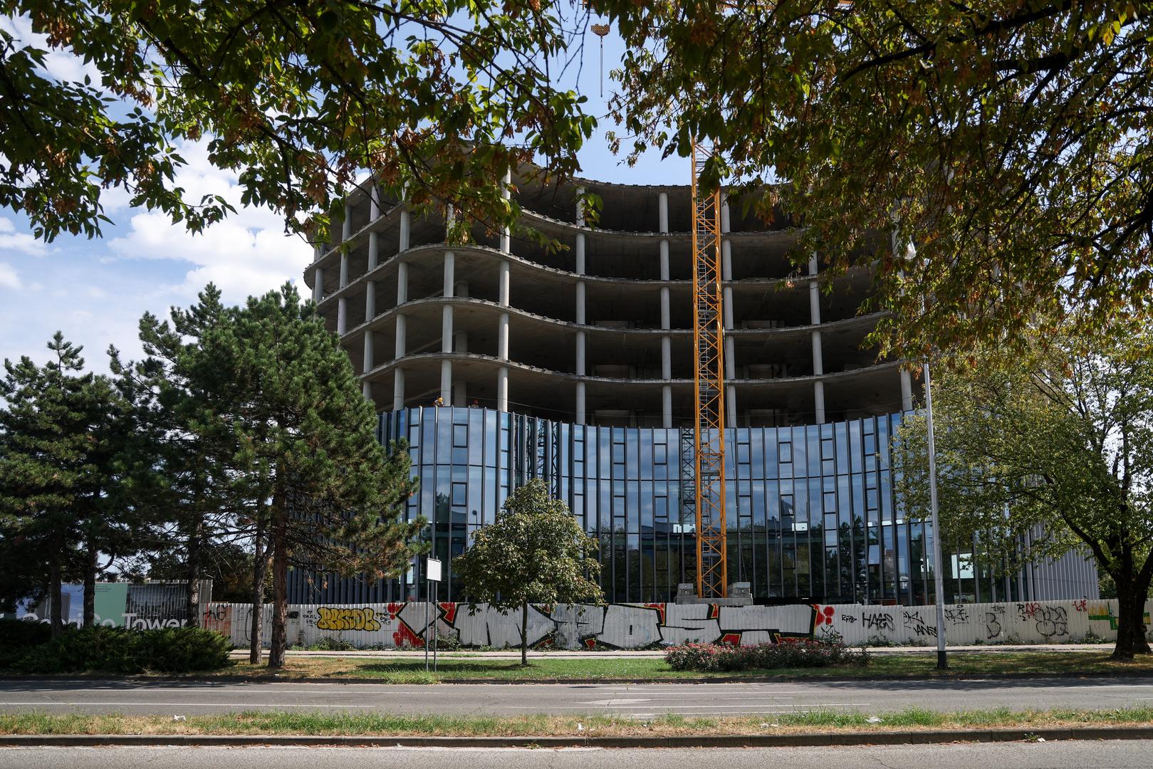 Nedovršena poslovna zgrada, koja je godinama bila jedno od prepoznatljivijih zagrebačkih gradilišta, sada bi trebala biti pretvorena u moderni poslovno-komercijalni kompleks CapriCo Tower.