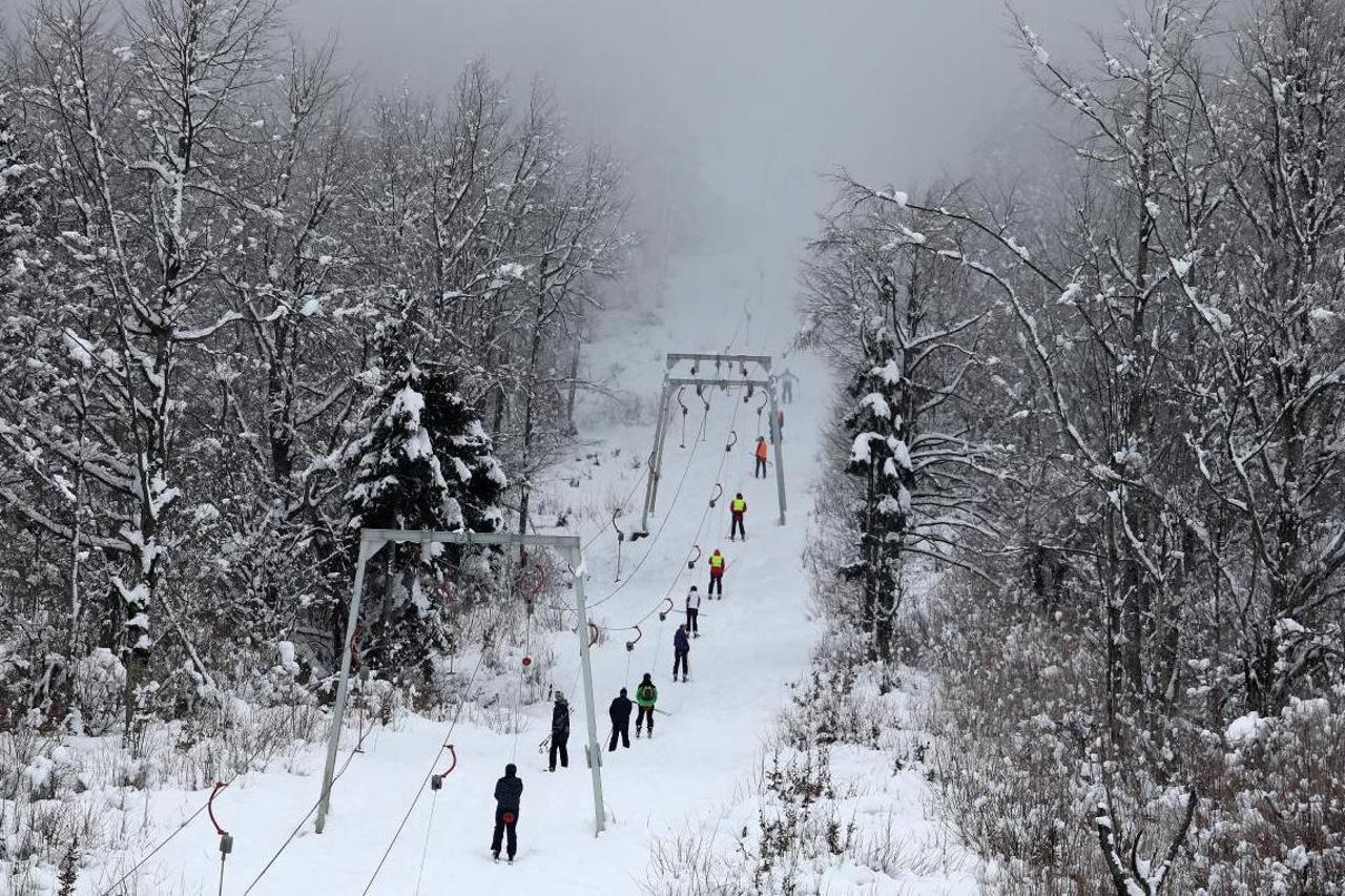 Mrkopalj: Mnogobrojni skijaši pohrlili na uživanje u snijegu u goranskom skijalištu Čelimbaša