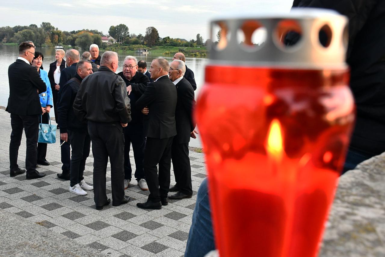 Slavonski Brod: U znak sjećanja na 30. obljetnicu pada Bosanskog Broda i većeg dijela Bosanske Posavin​e​ uz Savu​ upaljeno 500 lampiona.