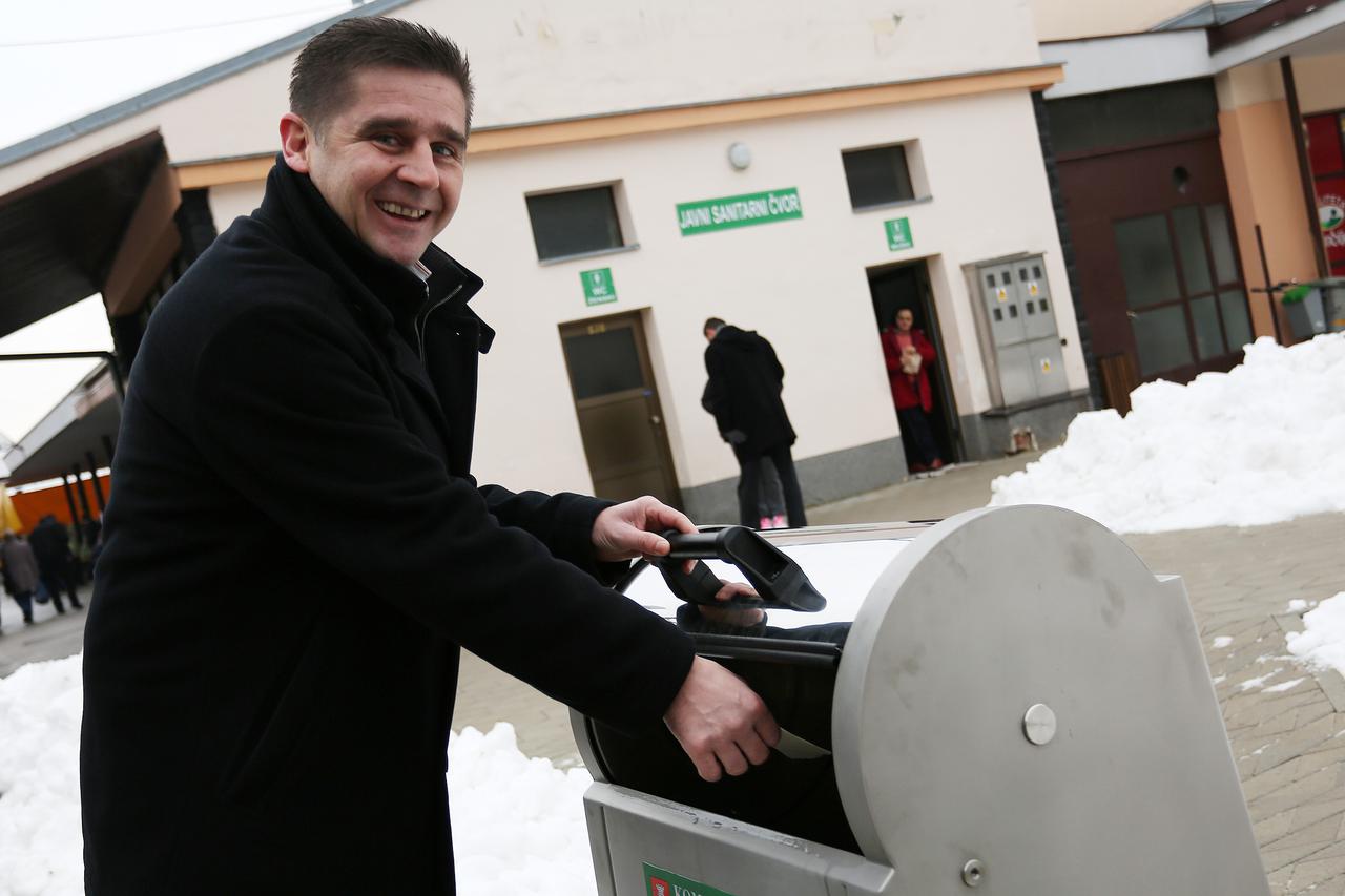 09.01.2015.,  Samobor - Na trznici grada Samobora postavljeni su podzemni kontjeneri za prikupljanje otpada. Photo: Borna Filic/PIXSELL