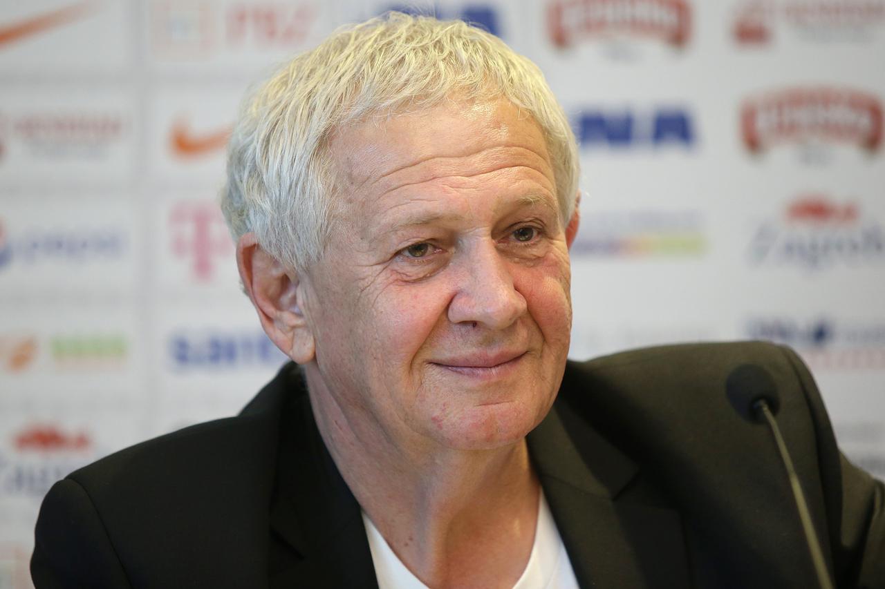 22.12.2014., Zagreb - Predsjednik Hrvatskog nogometnog saveza Davor Suker odrzao je konferenciju za medije na kojoj je obavijestio javnost o humanitarnoj aktivnosti Hrvatskog nogometnog saveza, a  objavljene su i nove informacije o pomoci slavonskim klubo