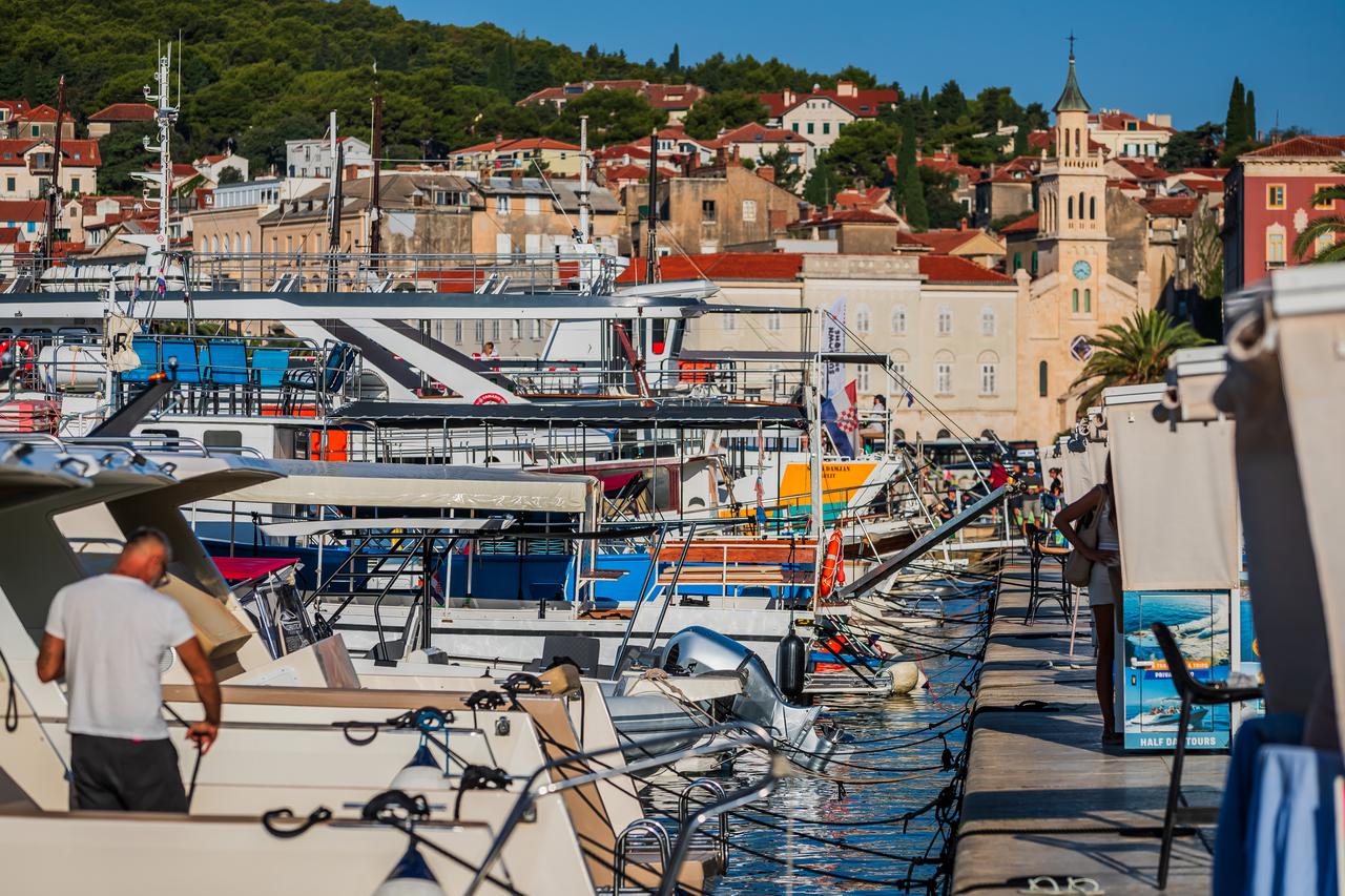 Split: Turisti na splitskoj Rivi