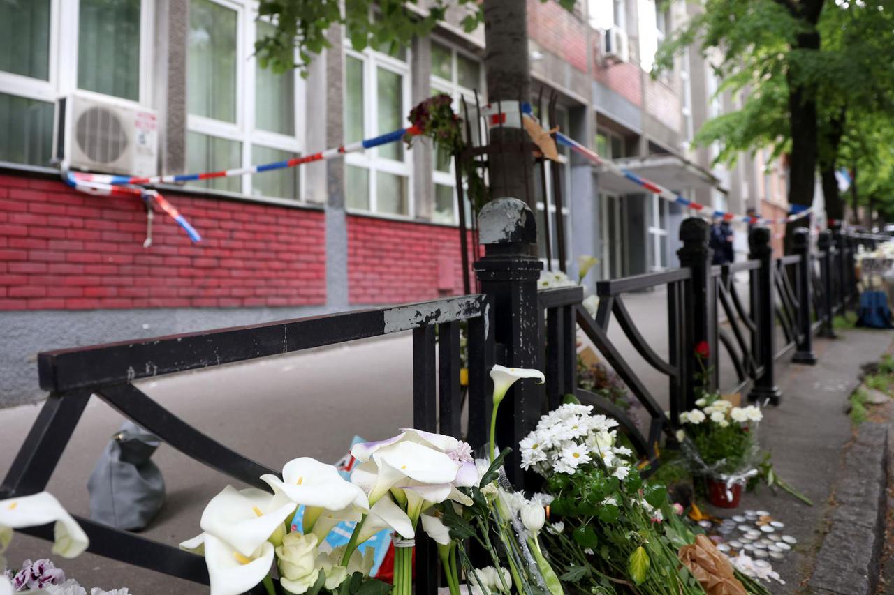 Beograd: Suze i zapaljene svijeće ispred škole gdje je ubijeno osam učenika i zaštitar