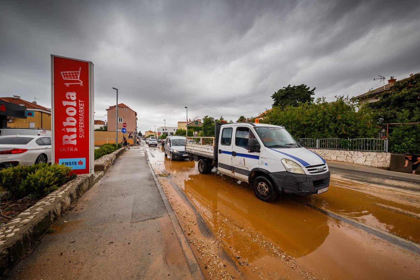 30.05.2022., Kastela - Tijekom jutra sire trogirsko i kastelansko podrucje zahvatilo je olujno nevrijeme s obilnom kisom, te su mnoge kuce i poslovni prostori poplavljeni. Photo: Zvonimir Barisin/PIXSELL