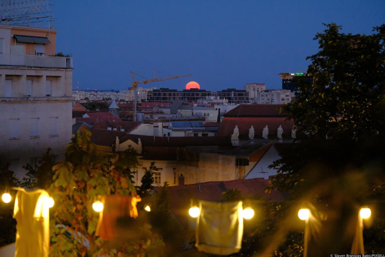 Pogled na supermjesec s Gornjeg Grada