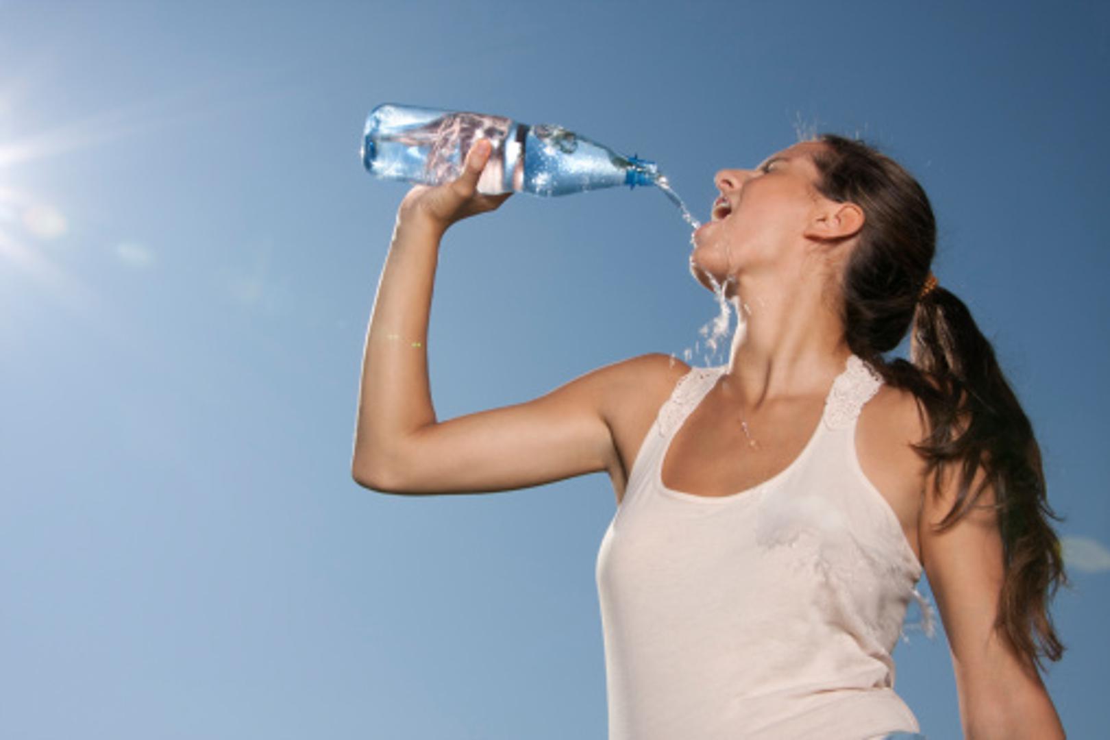 Dovoljno je piti 4 do 6 čaša vode, navode znanstvenici. Potrebno je tijelu osigurati dovoljno tekućine općenito, ne mora to nužno biti samo voda.