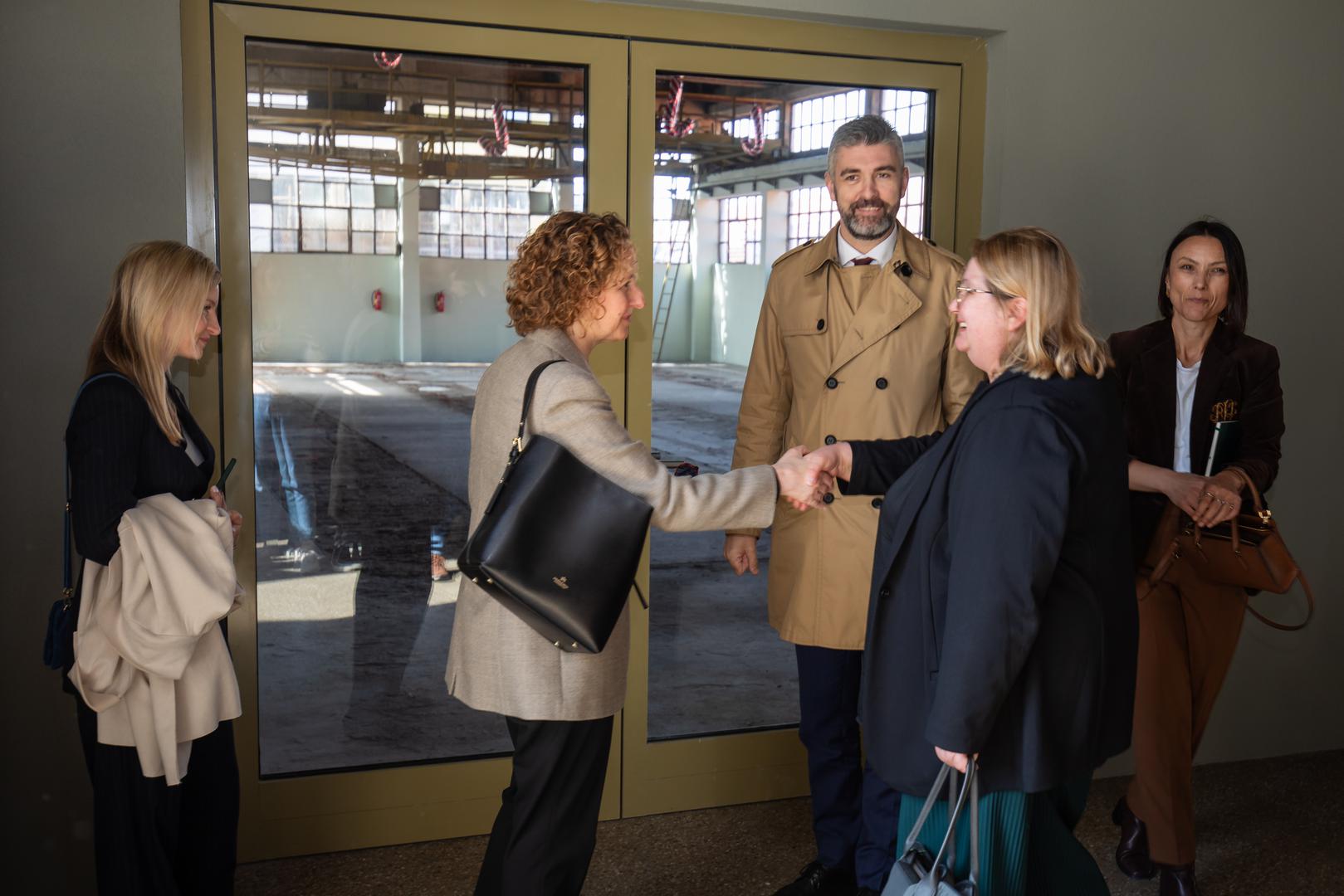 "Podržavamo i potičemo razvoj knjižnične mreže diljem Hrvatske. U mom mandatu je dosad obnovljeno ili izgrađeno više od trideset knjižnica, a u ovom trenutku ih je dvadesetak u obnovi ili izgradnji. Jako nam je važno poboljšavati infrastrukturu“, rekla je Obuljen Koržinek i podsjetila da je baš u Dubrovniku započeo program "Rođeni za čitanje“, koji je poslije postao nacionalni program. "Vjerujem da će novi prostori privući nove korisnike Dubrovačkih knjižnica, a posebno što ova zgrada ima ambiciju postati živi prostor kulture, kulturnih i kreativnih industrija", dodala je.
