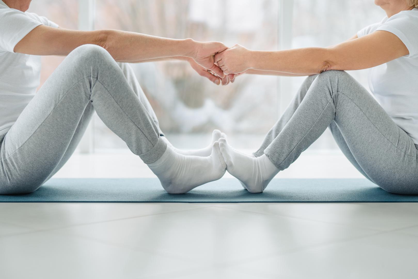 Zdravi zglobovi omogućuju vam bavljenje sportom, vježbanje i obavljanje svakodnevnih zadataka. Nažalost, oko 1 od 5 odraslih ima artritis, što je oticanje jednog ili više zglobova. Kako bi izbjegli bol i ograničenja kretanja i fleksibilnosti, stručnjaci su podijelili pet jednostavnih savjeta za održavanje zdravih zglobova kako starite, piše NY Post.