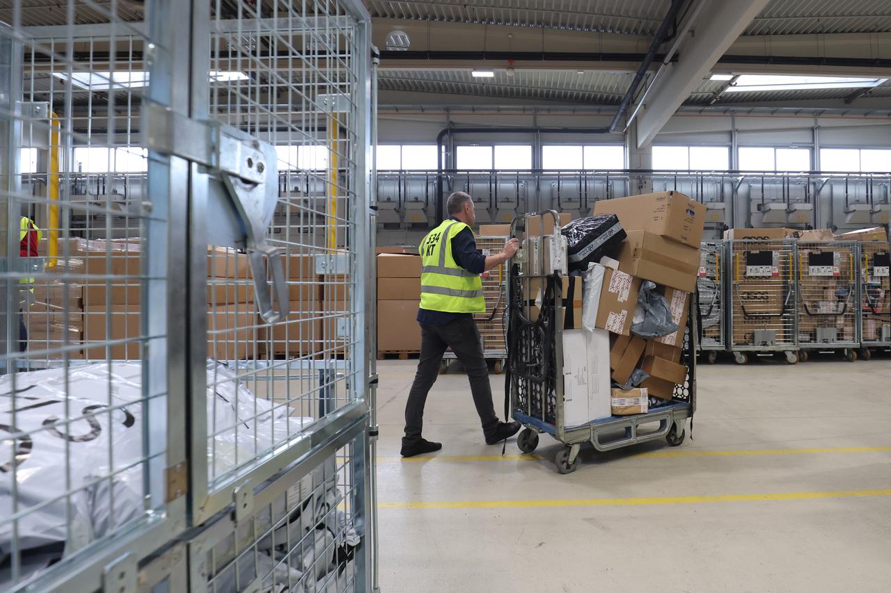 Sortirnica Hrvatske pošte i ove godine ruši rekorde, dnevno prime do 100 tisuća paketa