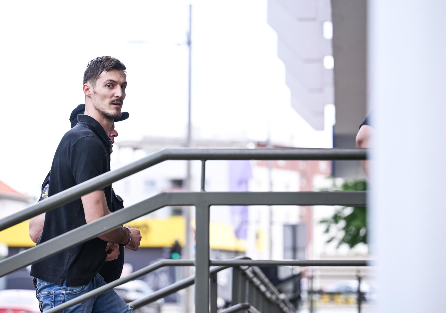 Prema dostupnim informacijama Jutarnjeg, žrtva je na dogovoreno mjesto stigla taksijem nakon komunikacije u kojoj nije znala tko stoji iza poruka. 