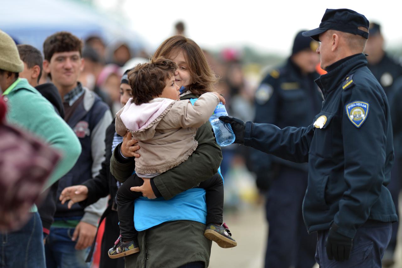01.10.2015., Bapska - Tijekom noci i jutra na granicni prijelaz Bapska ponovno su pocele stizati izbjeglice.  Photo: Marko Jurinec/PIXSELL
