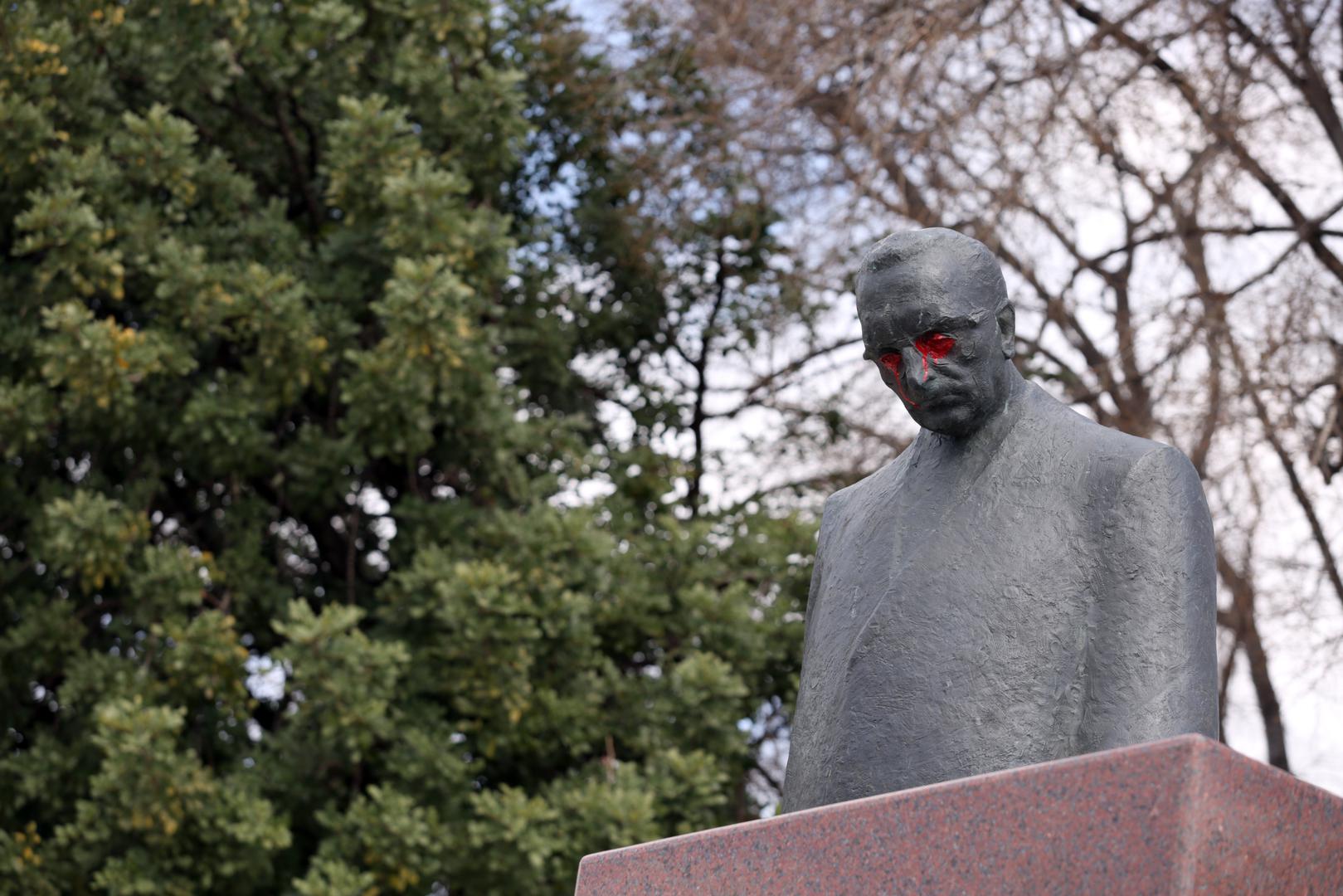 Nakon što se na zagrebačkom spomeniku nacrtan srp i čekić, vandali su spomeniku u Splitu obojili oči u crveno.